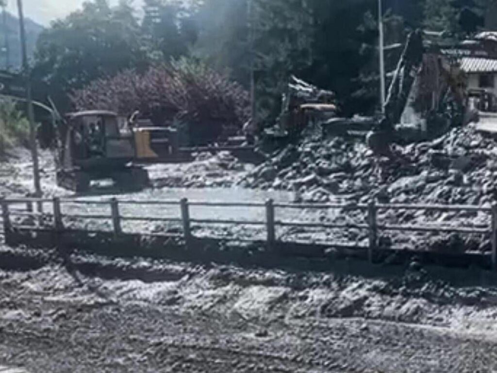 Maltempo esondazione a Bardonecchia torna incubo a due anni dallalluvione. Sindaca Restate in casa Maltempo esondazione a Bardonecchia torna incubo a due anni dallalluvione. Sindaca Restate in casa