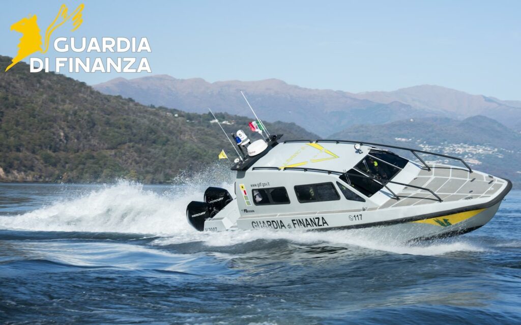 Manerba del Garda Guardia di Finanza soccorre barca incagliata con 5 persone a bordo Manerba del Garda Guardia di Finanza soccorre barca incagliata con 5 persone a bordo