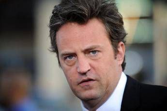 Matthew Perry medico si dichiara colpevole Fu lui a fornirgli ketamina Matthew Perry medico si dichiara colpevole Fu lui a fornirgli ketamina