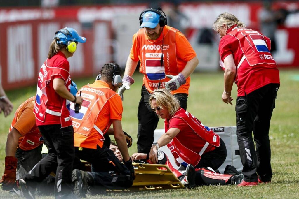 Moto3 paura ad Assen brutto incidente per Lunetta trasportato in ospedale Moto3 paura ad Assen brutto incidente per Lunetta trasportato in ospedale