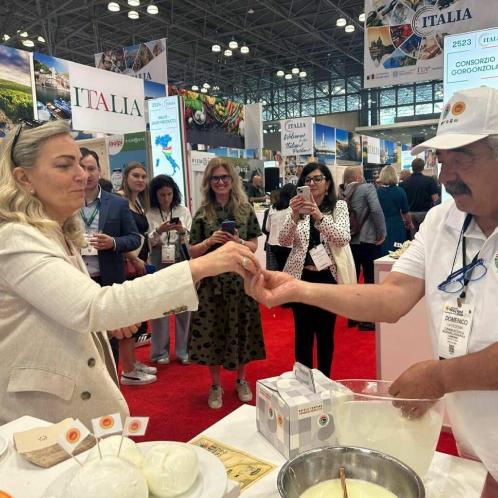 Mozzarella Bufala Campana Dop si promuove a New York appello per scongiurare dazi