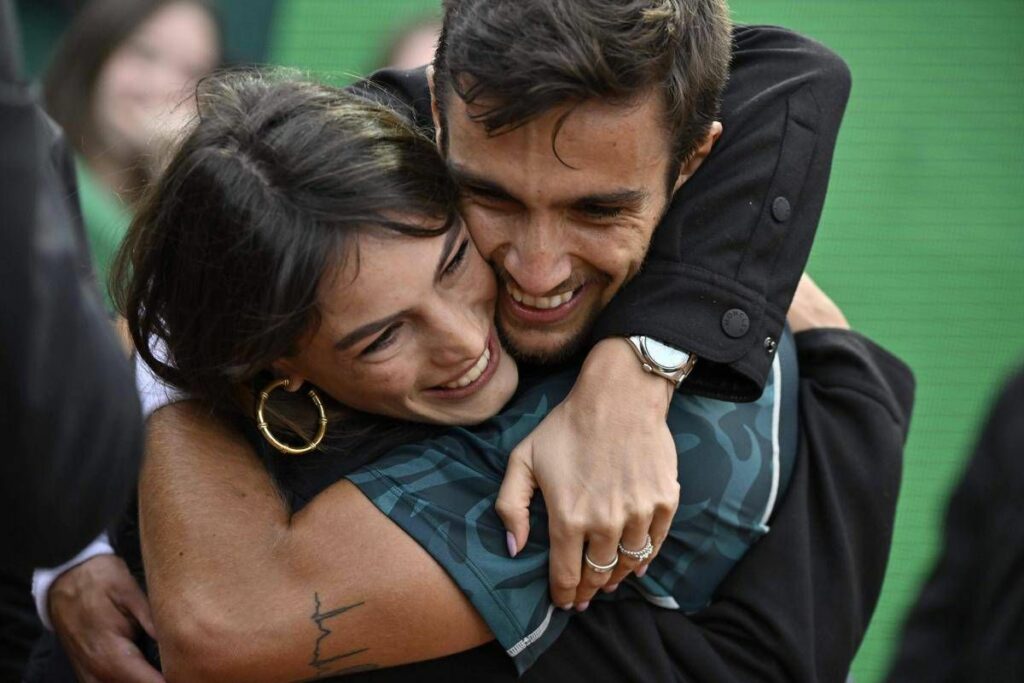 Musetti a Wimbledon con la famiglia. La fidanzata Arriviamo papa Musetti a Wimbledon con la famiglia. La fidanzata Arriviamo papa