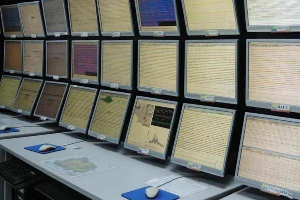 Napoli forte scossa di terremoto di magnitudo 4.6 ai Campi Flegrei Napoli forte scossa di terremoto di magnitudo 4.6 ai Campi Flegrei