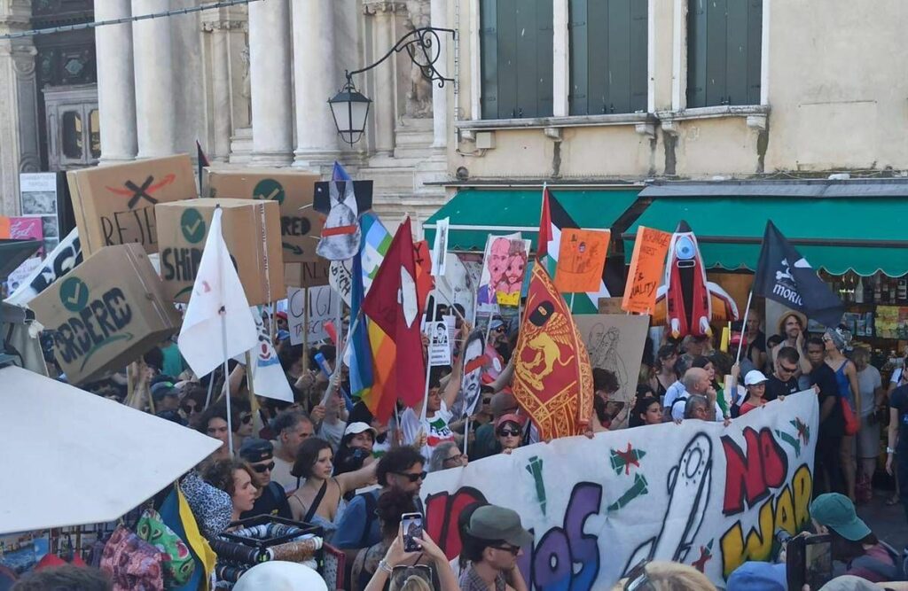 No Bezos in marcia a Venezia cori e slogan contro il numero uno Amazon No Bezos in marcia a Venezia cori e slogan contro il numero uno Amazon