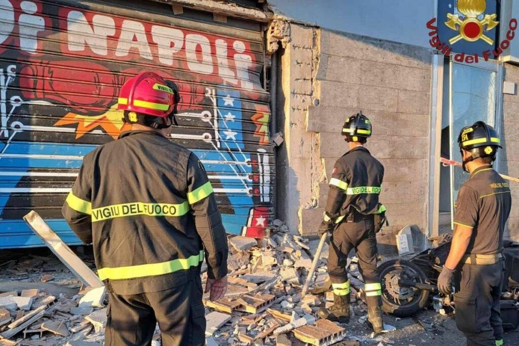 Ostia bomba carta davanti alla palestra Di Napoli danni ad attivita e auto Ostia bomba carta davanti alla palestra Di Napoli danni ad attivita e auto