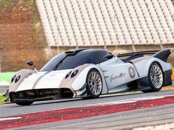 Pagani al MIMO 2025 performance e artigianato in scena a Monza Pagani al MIMO 2025 performance e artigianato in scena a Monza