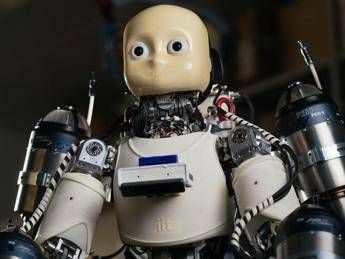 Per gli Sos arriva iRonCub3 il primo robot umanoide volante Per gli Sos arriva iRonCub3 il primo robot umanoide volante