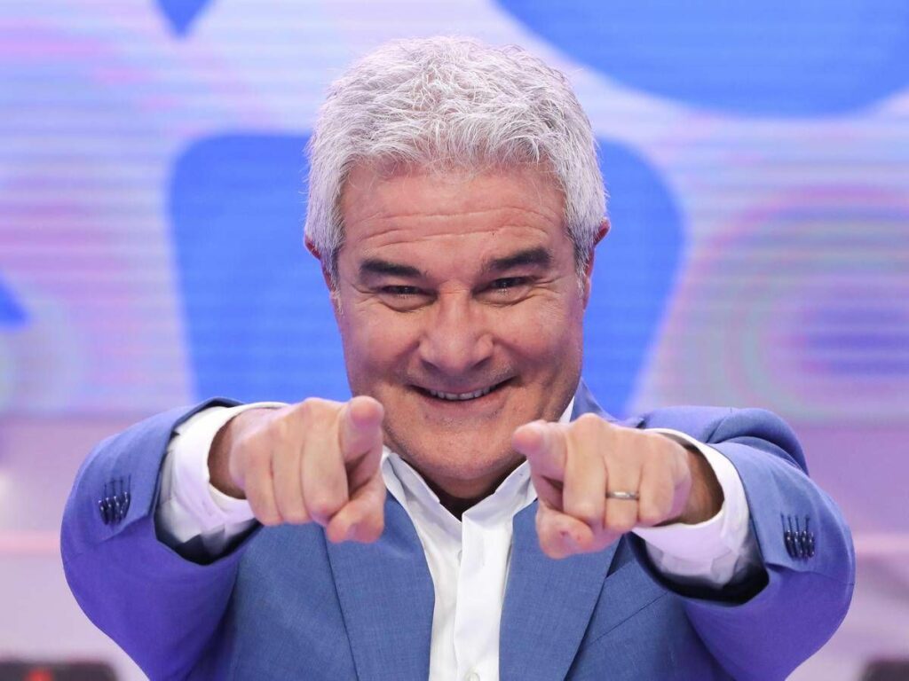 Pino Insegno Reazione a catena e vincente lavoro sempre come fosse primo giorno Pino Insegno Reazione a catena e vincente lavoro sempre come fosse primo giorno
