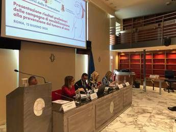 Poliziotte ambasciatrici della prevenzione tumori con la campagna Care for Caring Poliziotte ambasciatrici della prevenzione tumori con la campagna Care for Caring