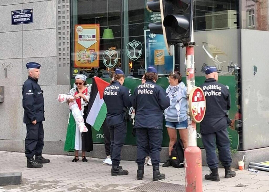 Protesta pro Pal a Bruxelles vernice contro negozi e tensioni con polizia Protesta pro Pal a Bruxelles vernice contro negozi e tensioni con polizia