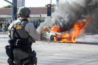 Proteste per raid anti migranti Trump invia la Guardia Nazionale a Los Angeles Proteste per raid anti migranti Trump invia la Guardia Nazionale a Los Angeles