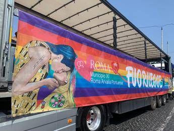 Roma Pride folla sotto il sole cocente della Capitale per la festa Fuorilegge dei diritti Roma Pride folla sotto il sole cocente della Capitale per la festa Fuorilegge dei diritti