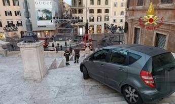 Roma auto finisce su scalinata di Trinita dei Monti soccorso 81enne al volante Roma auto finisce su scalinata di Trinita dei Monti soccorso 81enne al volante