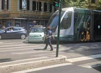 Roma microcar fa inversione su binari a Trastevere investita dal tram Video Roma microcar fa inversione su binari a Trastevere investita dal tram Video