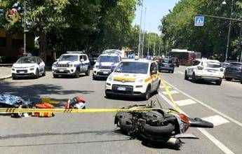 Roma minivan contro scooter sul lungotevere morta una ragazza di 22 anni Roma minivan contro scooter sul lungotevere morta una ragazza di 22 anni