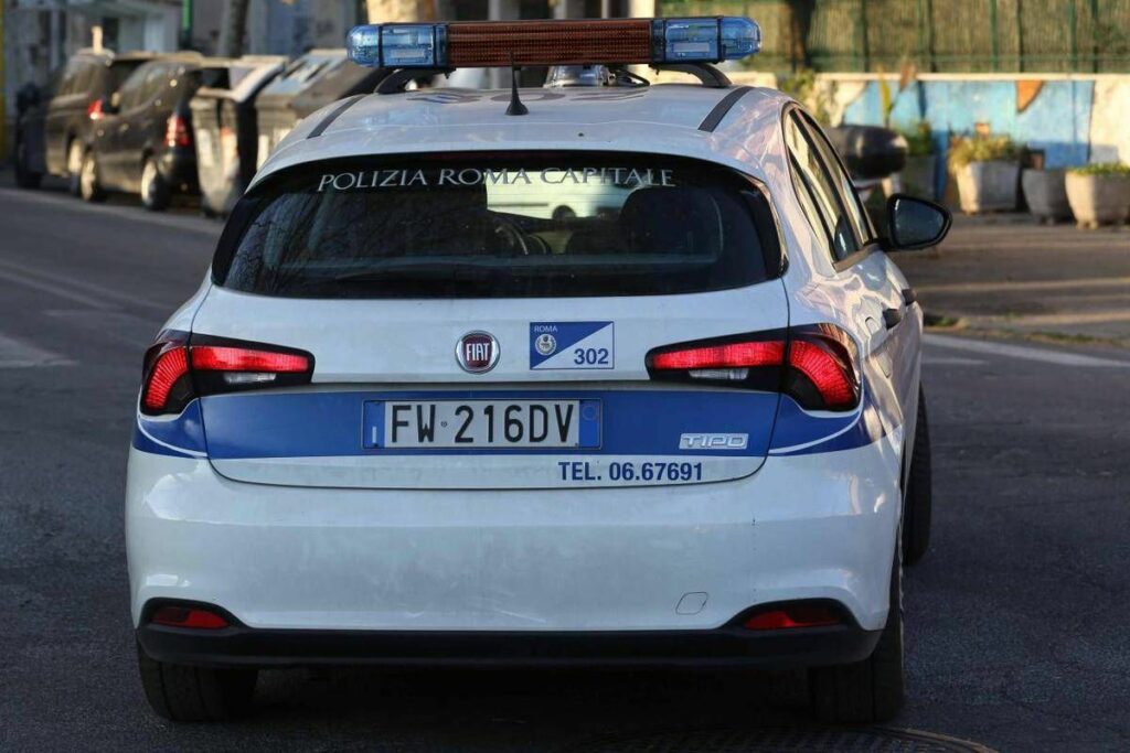 Roma scontro tra auto e moto morto motociclista conducente fugge lasciandolo a terra Roma scontro tra auto e moto morto motociclista conducente fugge lasciandolo a terra