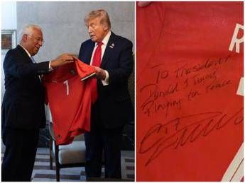 Ronaldo regala una maglia a Trump con una dedica per la pace Ronaldo regala una maglia a Trump con una dedica per la pace