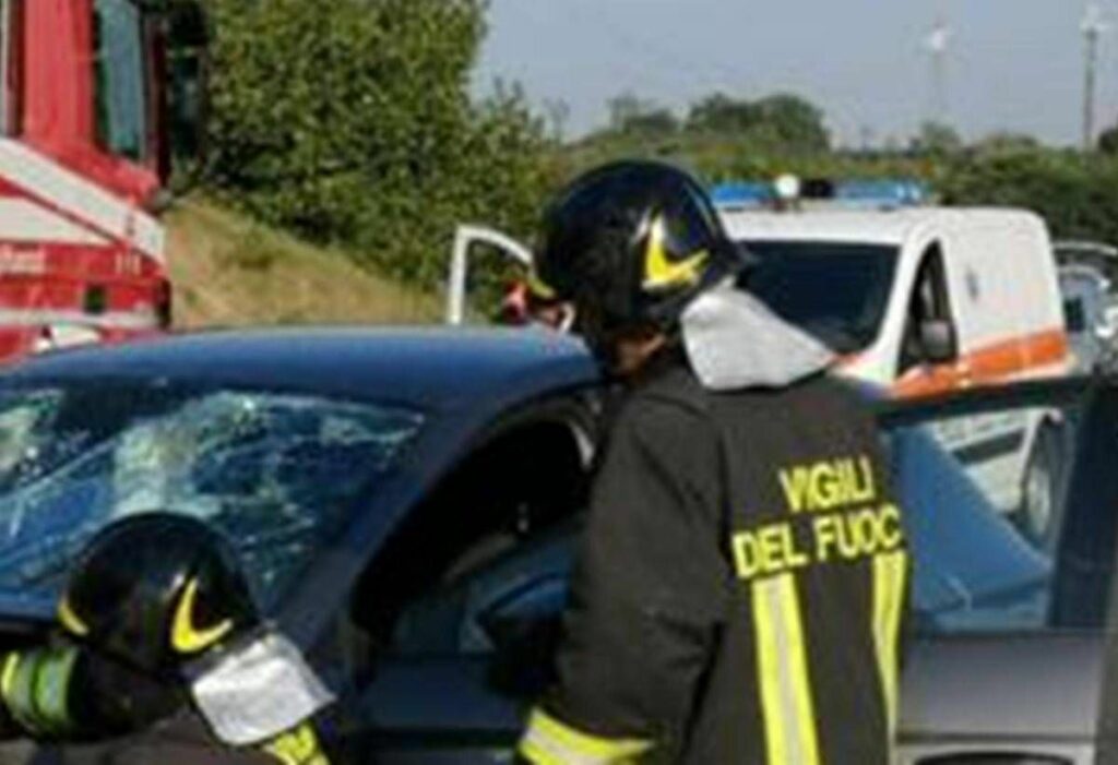 Scontro mortale in A1 tra auto e furgone perdono la vita moglie e marito gravi i figli Scontro mortale in A1 tra auto e furgone perdono la vita moglie e marito gravi i figli