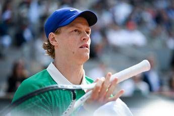 Sinner torna a Sesto Pusteria dopo il Roland Garros. Il sindaco La Panda il gatto e Sinner torna a Sesto Pusteria dopo il Roland Garros. Il sindaco La Panda il gatto e