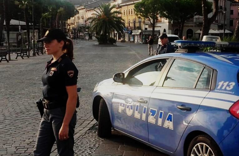 Truffa dello specchietto ai danni di un anziano. Polizia di Stato blocca e arresta 21enne pregiudicato Truffa dello specchietto ai danni di un anziano. Polizia di Stato blocca e arresta 21enne pregiudicato