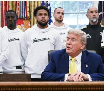 Trump riceve la Juve Weah Sorpresa strana non emozionante Video Trump riceve la Juve Weah Sorpresa strana non emozionante Video