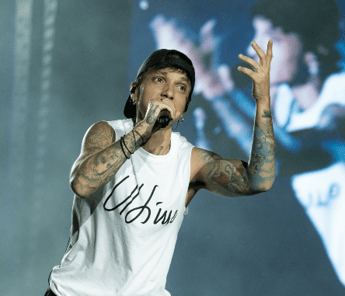 Ultimo vandalizzata targa dedicata al cantante a Roma Ultimo vandalizzata targa dedicata al cantante a Roma