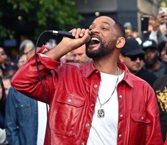 Will Smith sorprende Londra canta i suoi successi in uno show in strada Video Will Smith sorprende Londra canta i suoi successi in uno show in strada Video