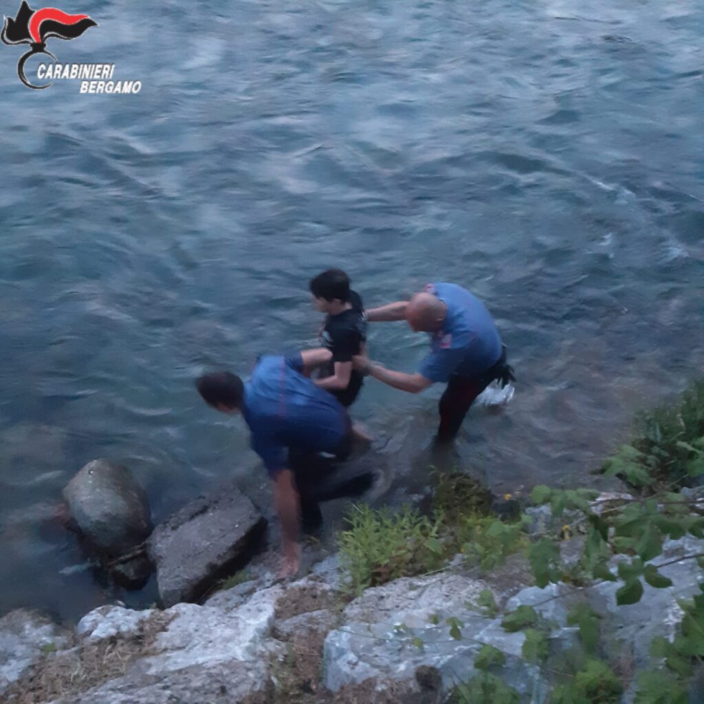 Zogno sedicenne ubriaco bloccato su una roccia nel Brembo salvato dai Carabinieri Zogno sedicenne ubriaco bloccato su una roccia nel Brembo salvato dai Carabinieri