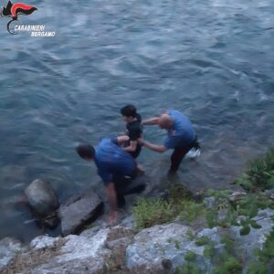 Zogno sedicenne ubriaco bloccato su una roccia nel Brembo salvato dai Carabinieri