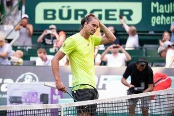 Zverev imprevisto ad Halle interrompe il match con Cobolli e corre in bagno Il video Zverev imprevisto ad Halle interrompe il match con Cobolli e corre in bagno Il video