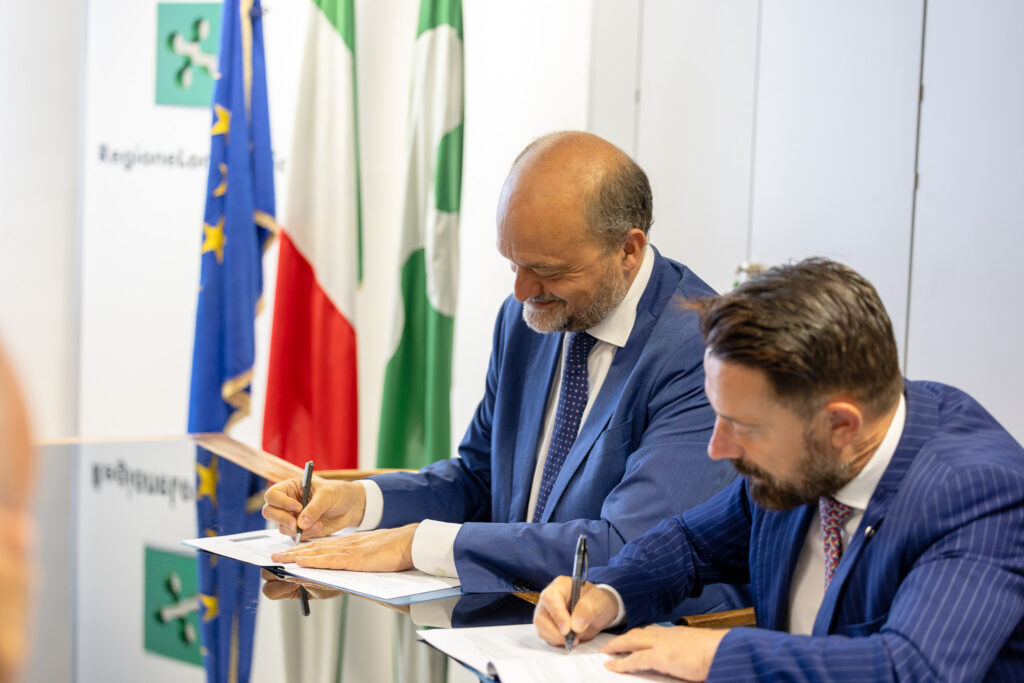 01. Firma accordo Montelungo Colleoni Sx dx Sergio Cavalieri e Paolo Franco 01. Firma accordo Montelungo Colleoni Sx dx Sergio Cavalieri e Paolo Franco