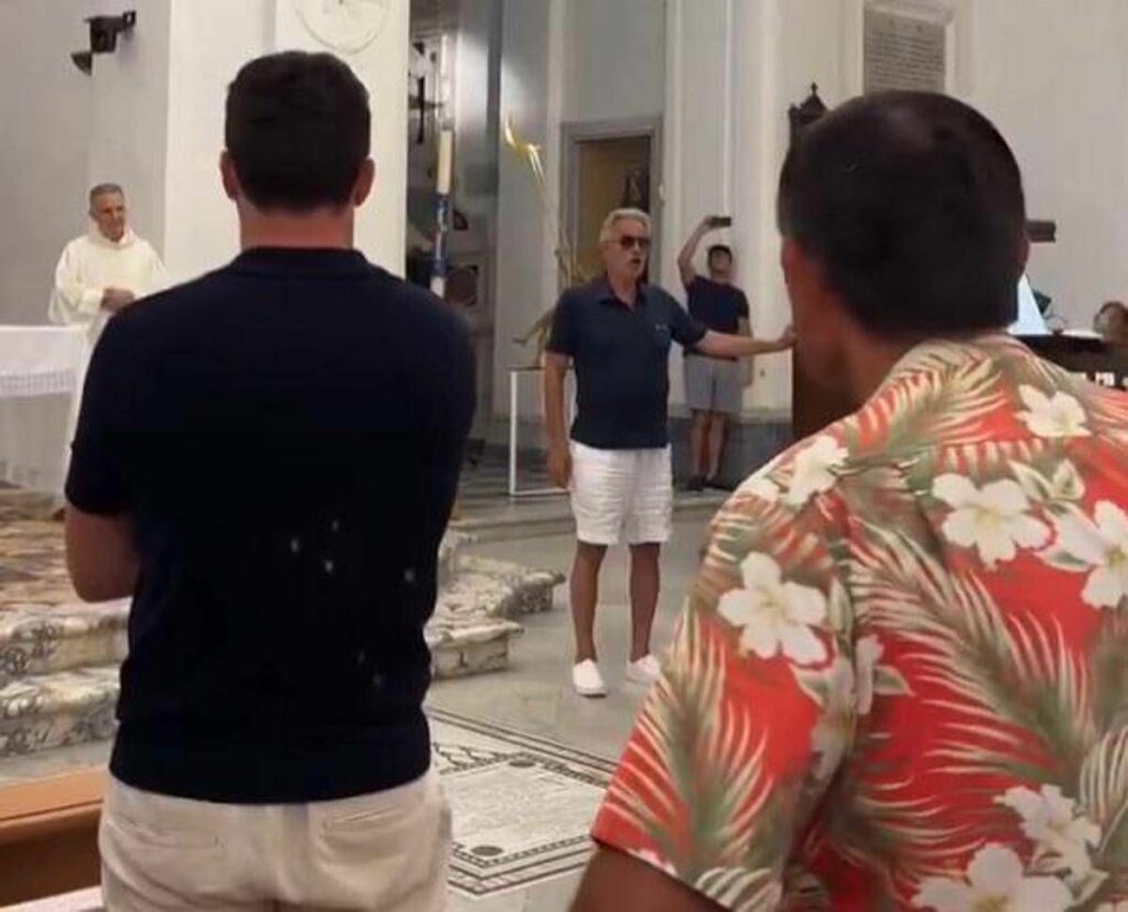 A messa spunta Bocelli e canta lAve Maria a Capri A messa spunta Bocelli e canta lAve Maria a Capri
