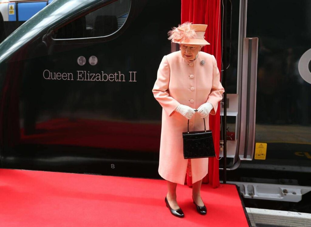 Addio al treno della regina Elisabetta sara dismesso nel 2027 Addio al treno della regina Elisabetta sara dismesso nel 2027