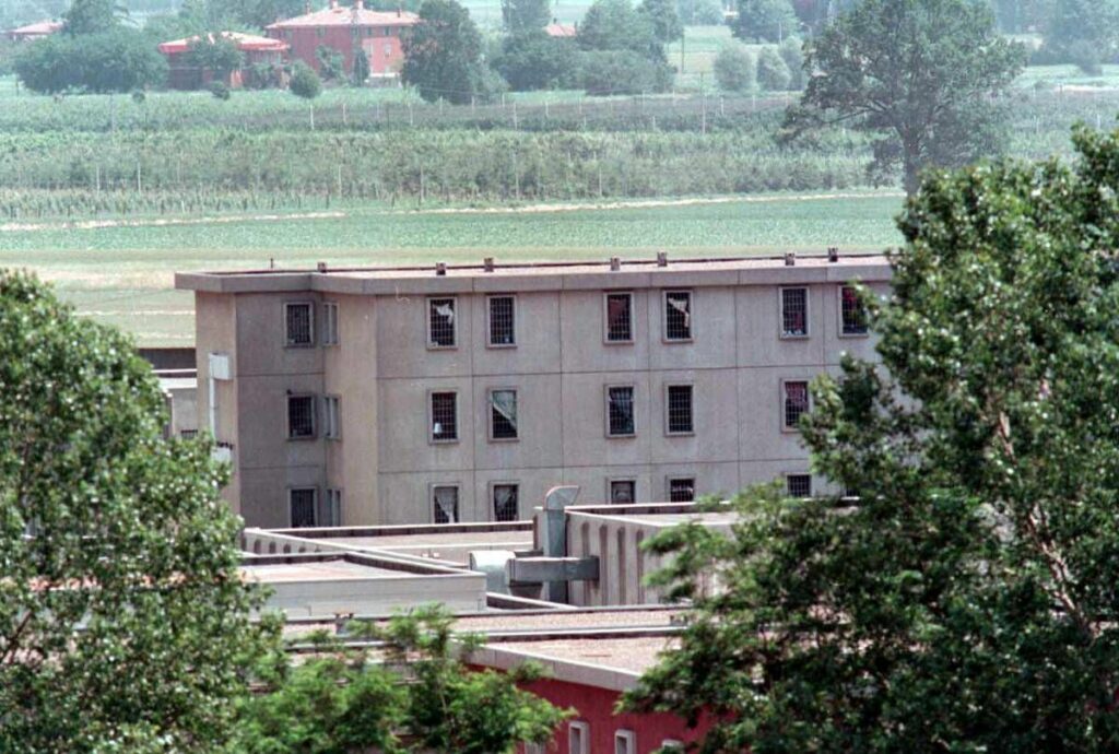 Bologna condannato per la strage di Corinaldo esce dal carcere per laurearsi e fugge Bologna condannato per la strage di Corinaldo esce dal carcere per laurearsi e fugge
