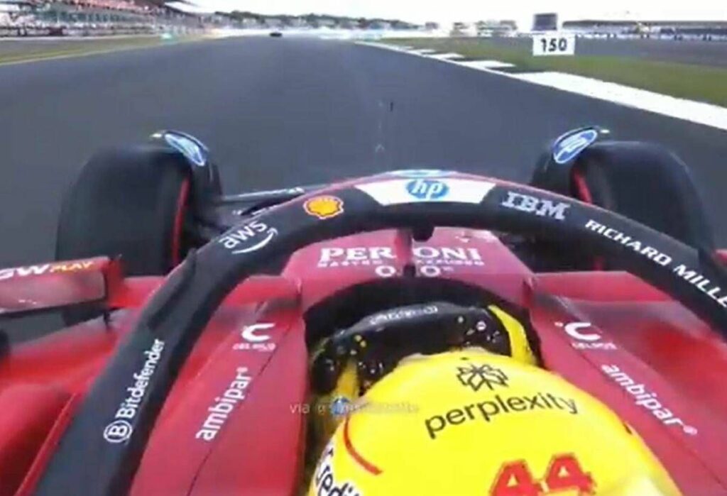 Bravo Lewis Hamilton non apprezza complimenti dopo Gp Silverstone Video Bravo Lewis Hamilton non apprezza complimenti dopo Gp Silverstone Video