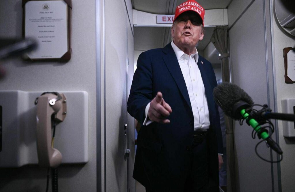 Dazi Trump firma lettere per 12 Paesi Saranno spedite lunedi Dazi Trump firma lettere per 12 Paesi Saranno spedite lunedi