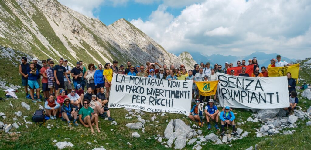Escursione Dove si incontrano le valli in centinaia contro il progetto sciistico Colere Lizzola Escursione Dove si incontrano le valli in centinaia contro il progetto sciistico Colere Lizzola