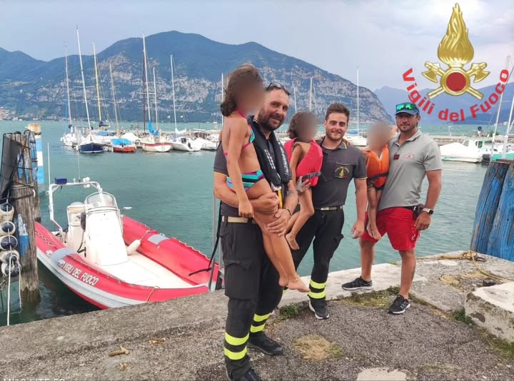 Famiglia bloccata su un pedalo salvata dai Vigili del Fuoco Famiglia bloccata su un pedalo salvata dai Vigili del Fuoco
