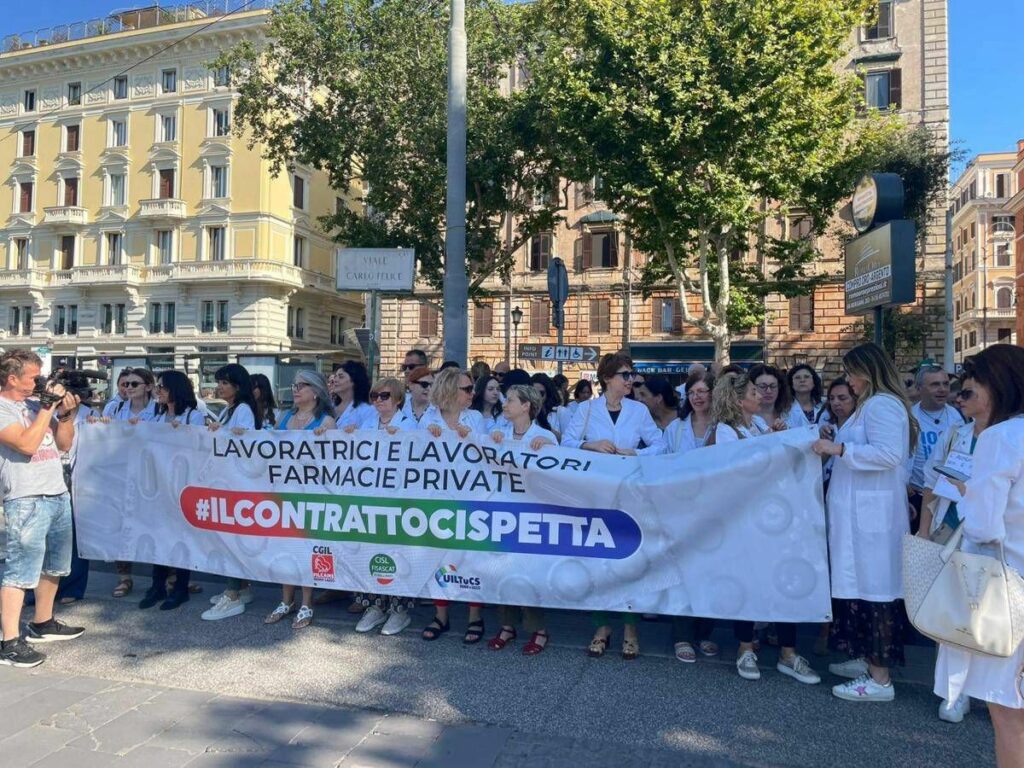 Farmacie protesta dipendenti a Roma Umiliati vogliamo stipendi dignitosi Farmacie protesta dipendenti a Roma Umiliati vogliamo stipendi dignitosi