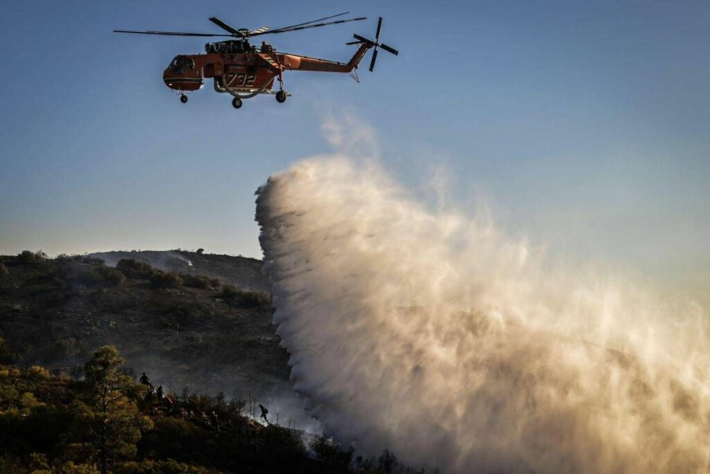 Grecia Creta in fiamme maxi incendio vicino a hotel evacuazioni di massa Grecia Creta in fiamme maxi incendio vicino a hotel evacuazioni di massa