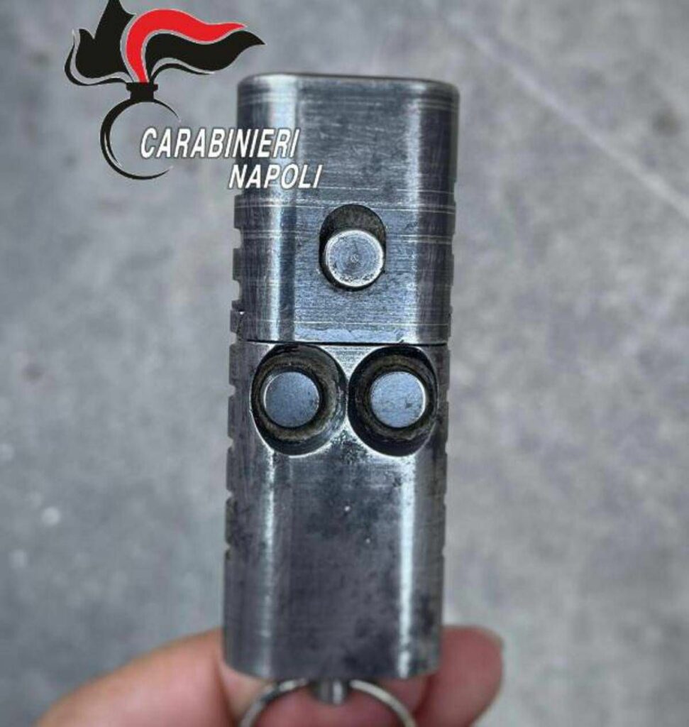 Il portachiavi diventa una pistola e spara la scoperta de Carabinieri a Napoli Il portachiavi diventa una pistola e spara la scoperta de Carabinieri a Napoli