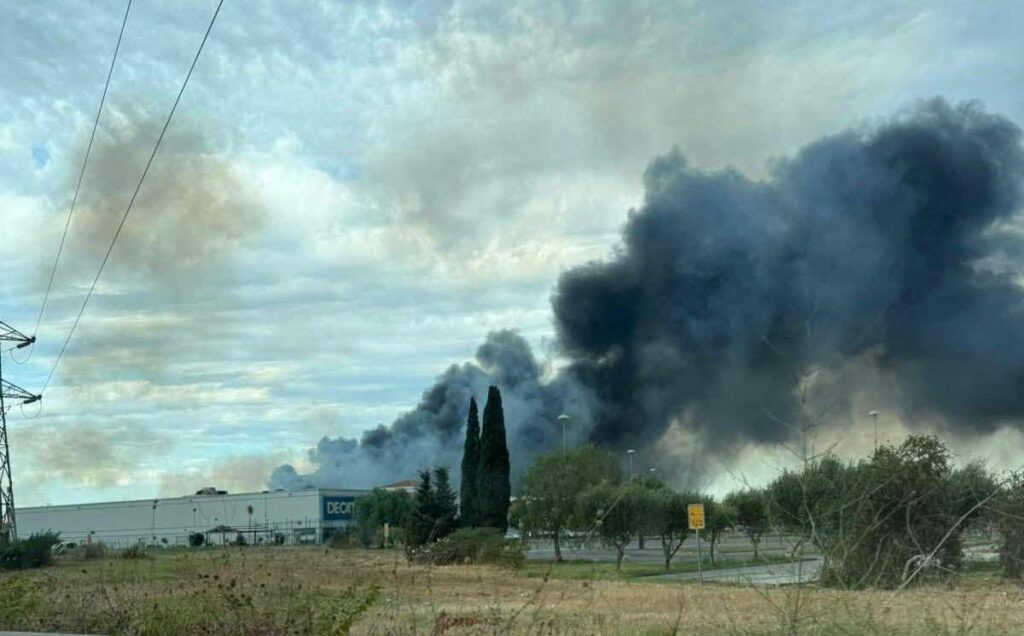 Incendio a Fiumicino colonna di fumo nero alta chilometri visibile in tutta Roma Sud Incendio a Fiumicino colonna di fumo nero alta chilometri visibile in tutta Roma Sud