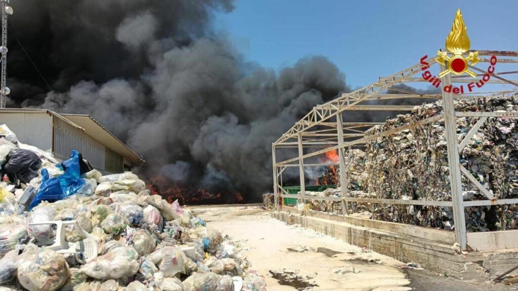 Incendio ad Augusta fiamme in stabilimento rifiuti alta colonna di fumo nero Incendio ad Augusta fiamme in stabilimento rifiuti alta colonna di fumo nero
