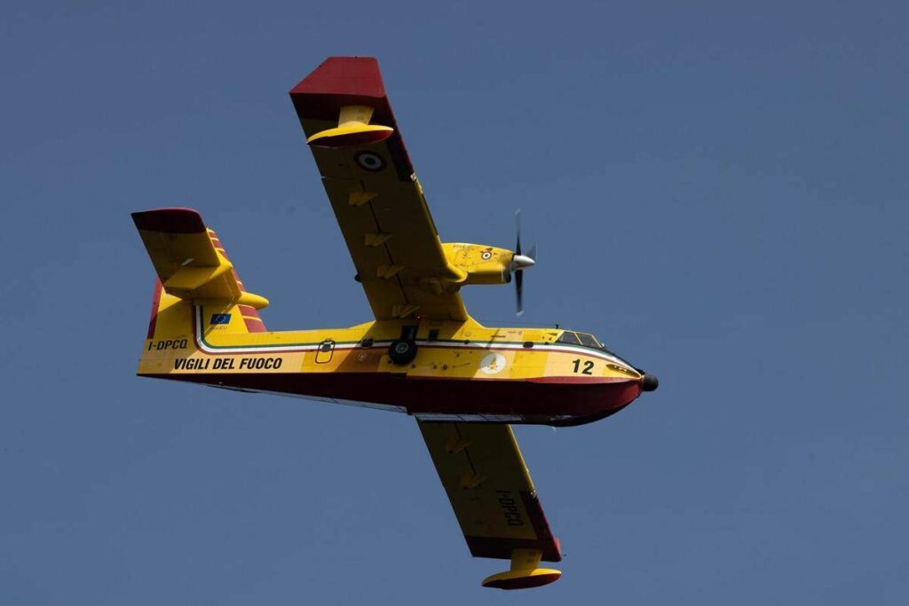 Incendio in Sardegna case evacuate e Canadair in azione a La Maddalena Incendio in Sardegna case evacuate e Canadair in azione a La Maddalena