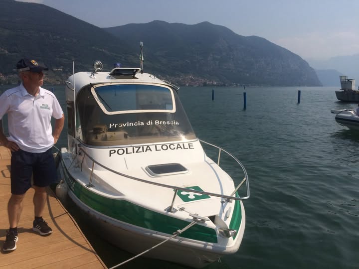Lago dIseo tre ragazzi salvati dalla Polizia Provinciale il kayak affonda paura in acqua Lago dIseo tre ragazzi salvati dalla Polizia Provinciale il kayak affonda paura in acqua