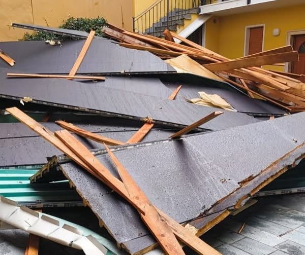Lumezzane colpita dal maltempo tetti scoperchiati e alberi abbattuti nessun ferito Lumezzane colpita dal maltempo tetti scoperchiati e alberi abbattuti nessun ferito