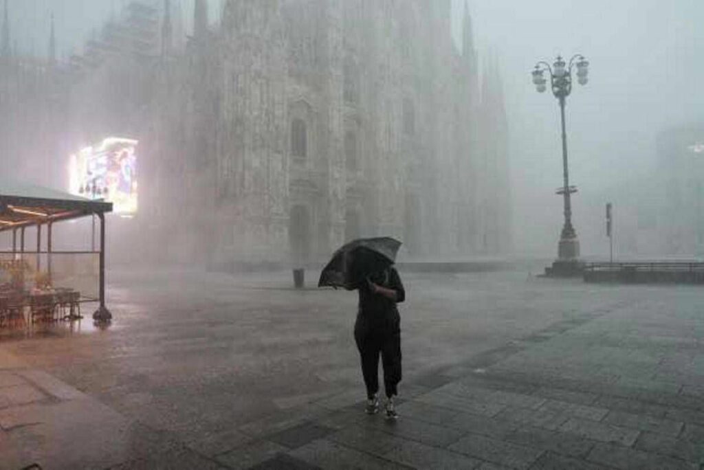 Maltempo al Nord con nubifragi e grandine allerta meteo e fiumi sorvegliati Maltempo al Nord con nubifragi e grandine allerta meteo e fiumi sorvegliati