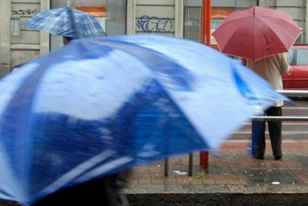 Maltempo oggi allerta meteo arancione per temporali in Lombardia gialla in altre 8 regioni Maltempo oggi allerta meteo arancione per temporali in Lombardia gialla in altre 8 regioni