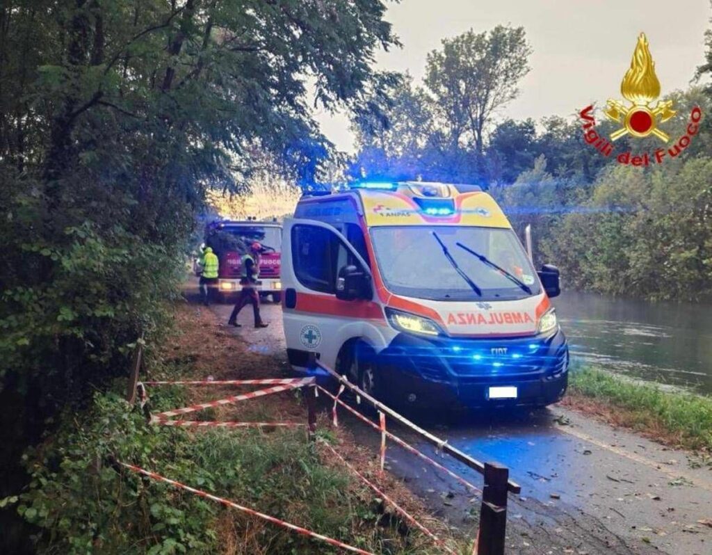 Milano ondata di maltempo una donna muore colpita da un albero Milano ondata di maltempo una donna muore colpita da un albero
