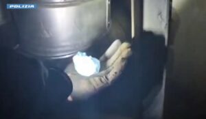 Milano spacciatore incastrato con 13 dosi di cocaina nel bunker